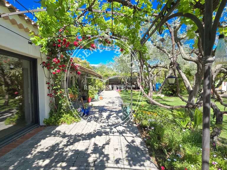 Villa Roquebrune-sur-Argens - 4 bedrooms - 300m²