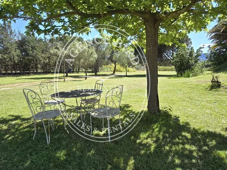 Villa Roquebrune-sur-Argens - 4 bedrooms - 300m²