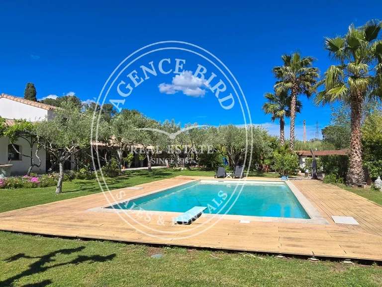 Villa Roquebrune-sur-Argens - 4 bedrooms - 300m²