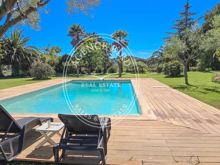 Villa Roquebrune-sur-Argens - 4 bedrooms - 300m²