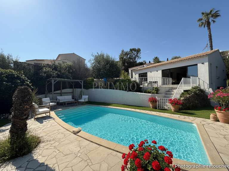 Villa Roquebrune-sur-Argens - 4 bedrooms - 145m²