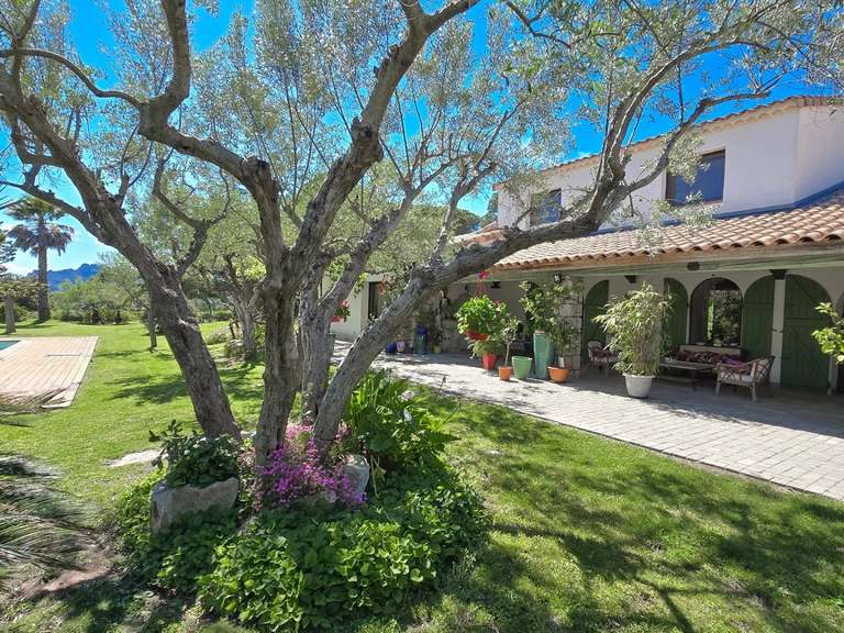 Villa Roquebrune-sur-Argens - 4 bedrooms - 300m²