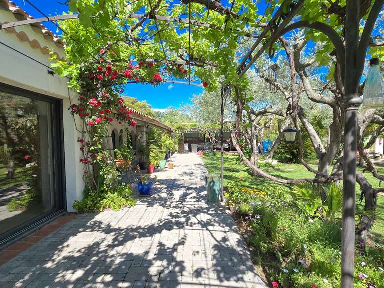 Villa Roquebrune-sur-Argens - 4 bedrooms - 300m²