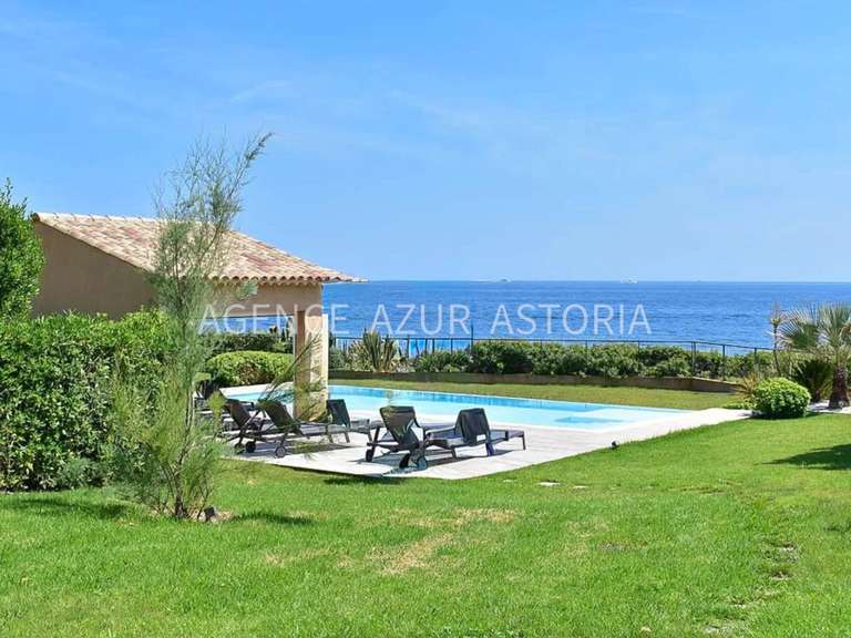 Villa Roquebrune-sur-Argens - 5 chambres - 240m²