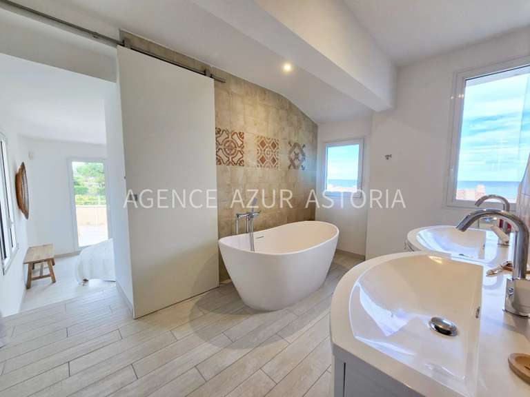 Villa Roquebrune-sur-Argens - 5 chambres - 240m²