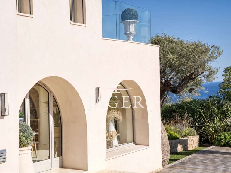 Villa with Sea view Roquebrune-sur-Argens - 5 bedrooms - 380m²