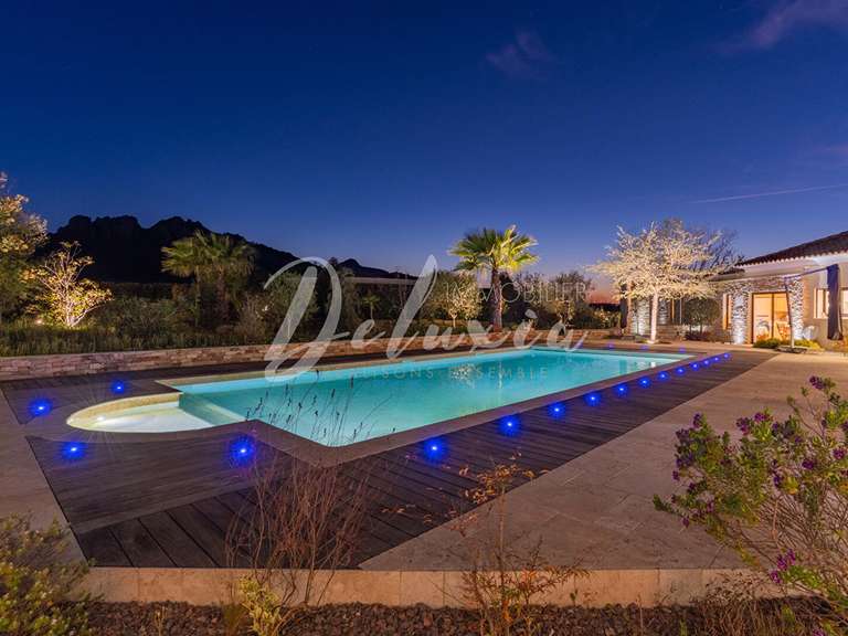 Villa Roquebrune-sur-Argens - 3 chambres - 228m²