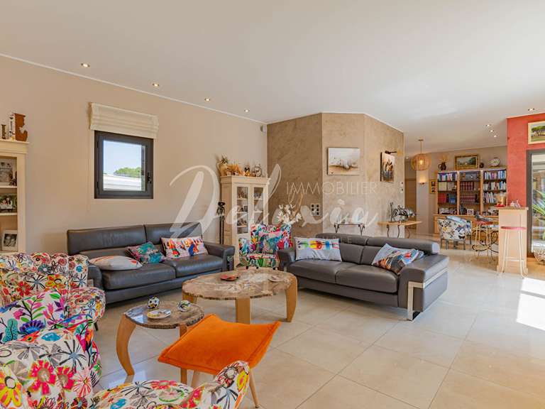 Villa Roquebrune-sur-Argens - 3 chambres - 228m²