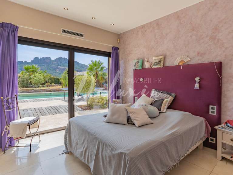 Villa Roquebrune-sur-Argens - 3 bedrooms - 228m²