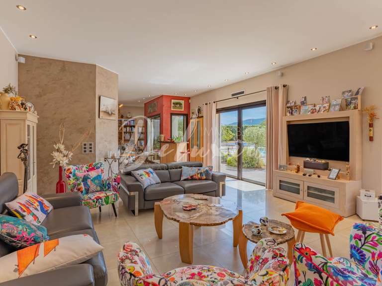 Villa Roquebrune-sur-Argens - 3 bedrooms - 228m²