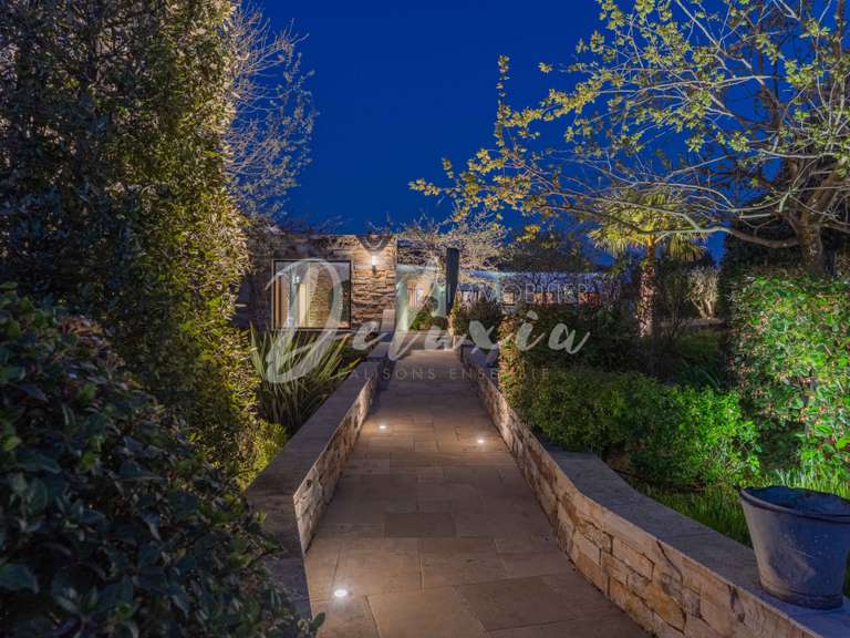 Villa Roquebrune-sur-Argens - 3 bedrooms - 228m²