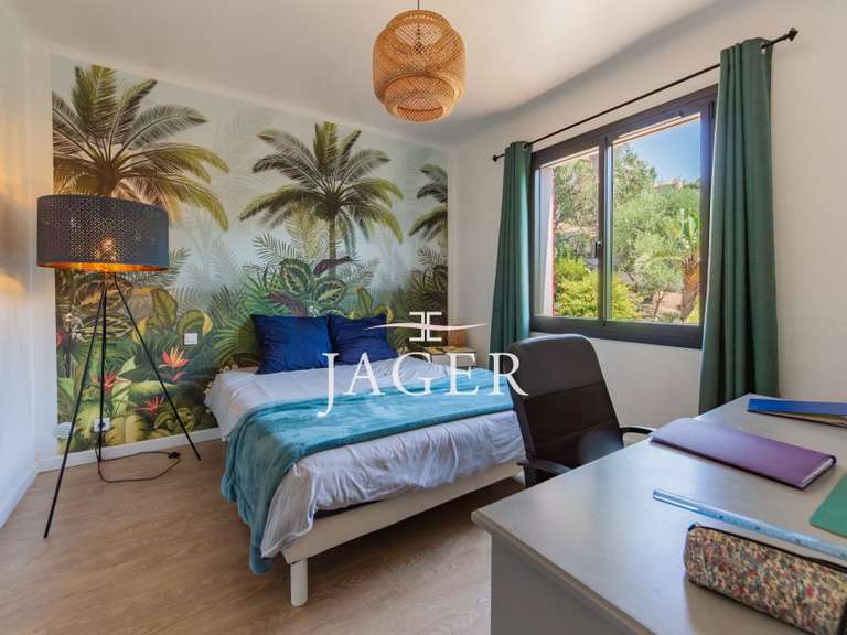 Villa Roquebrune-sur-Argens - 5 chambres - 190m²