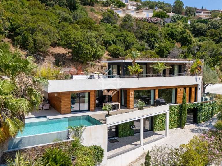 Villa Roquebrune-sur-Argens - 3 chambres - 325m²