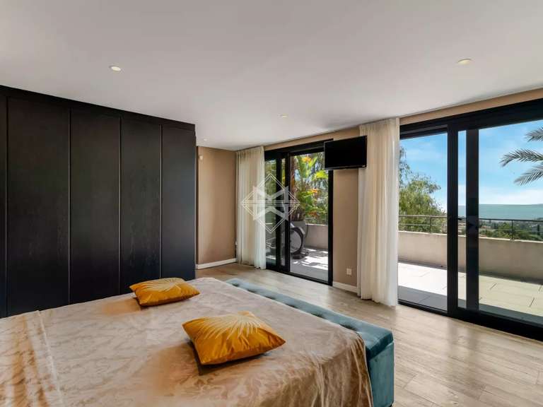 Villa Roquebrune-sur-Argens - 3 chambres - 325m²