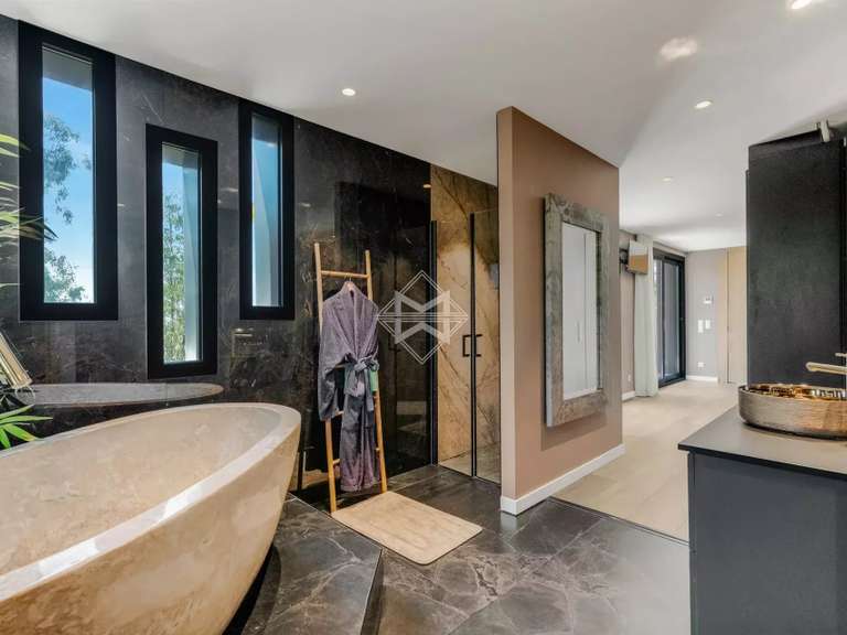 Villa Roquebrune-sur-Argens - 3 chambres - 325m²