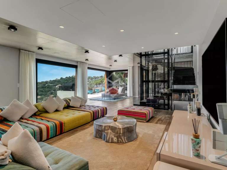 Villa Roquebrune-sur-Argens - 3 chambres - 325m²