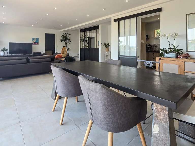 Villa Roquebrune-sur-Argens - 3 bedrooms - 246m²