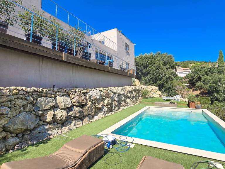 Villa Roquebrune-sur-Argens - 3 bedrooms - 246m²