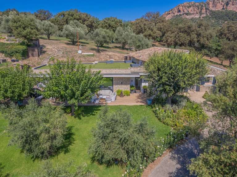 Villa Roquebrune-sur-Argens - 5 bedrooms - 260m²