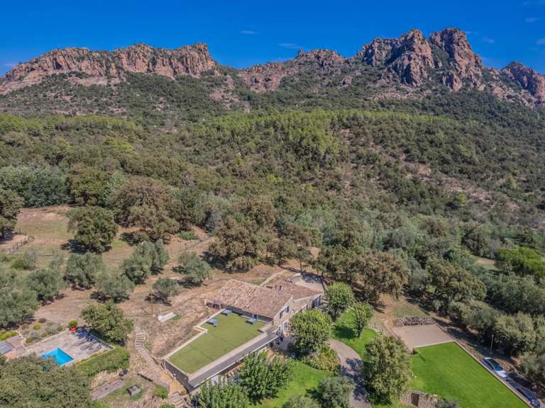 Villa Roquebrune-sur-Argens - 5 bedrooms - 260m²