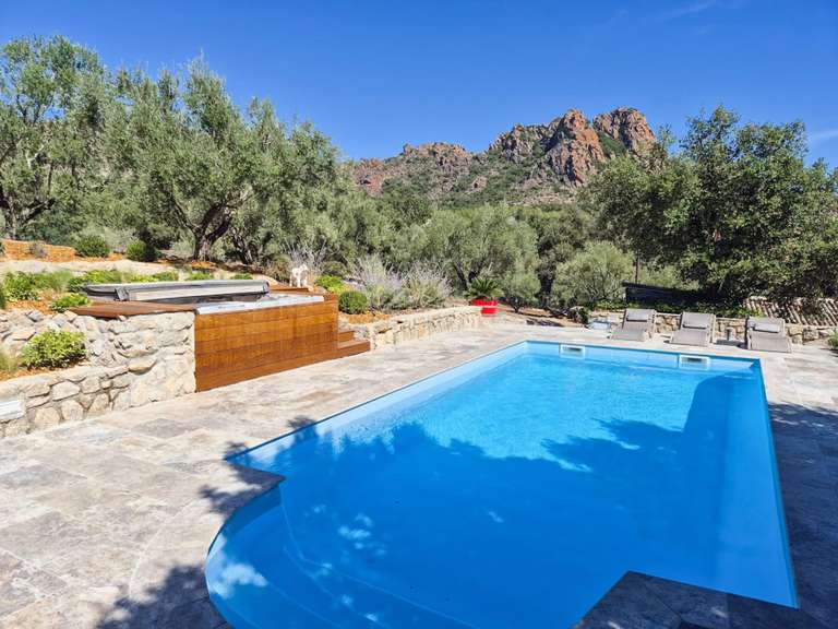 Villa Roquebrune-sur-Argens - 5 bedrooms - 260m²