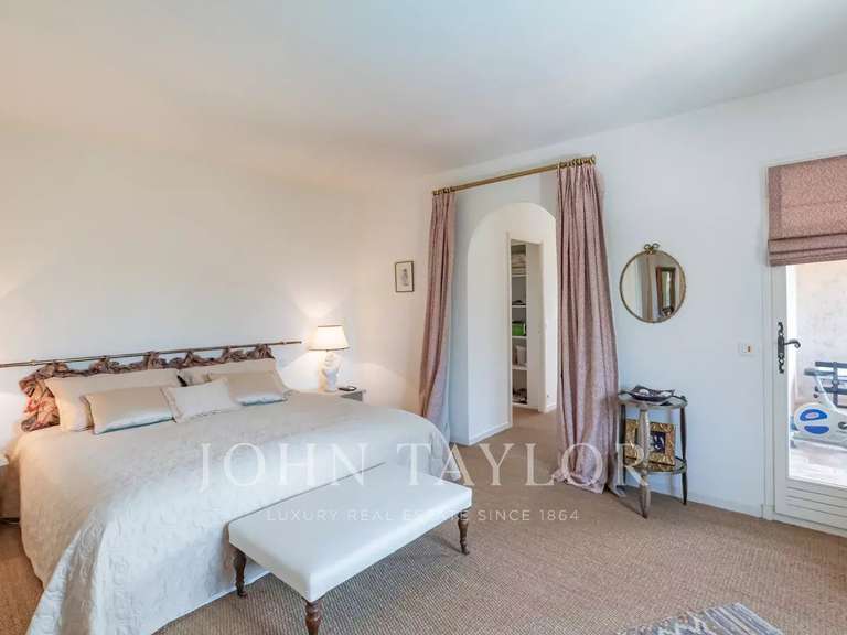 House Roquefort-les-Pins - 4 bedrooms - 234m²