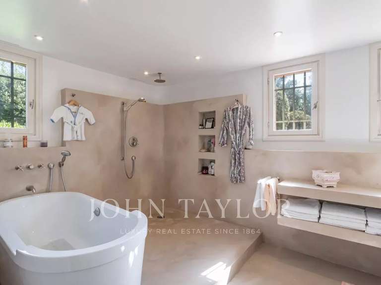 House Roquefort-les-Pins - 4 bedrooms - 234m²