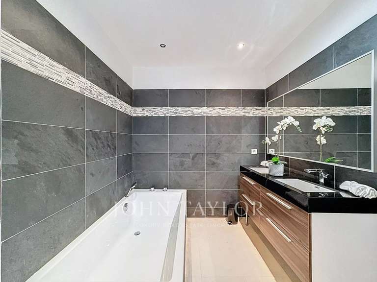 Maison Roquefort-les-Pins - 6 chambres - 224m²