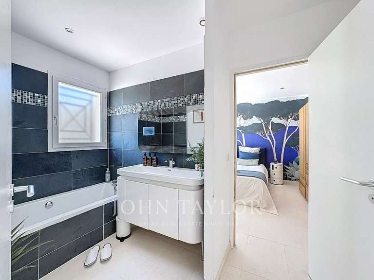Maison Roquefort-les-Pins - 6 chambres - 224m²