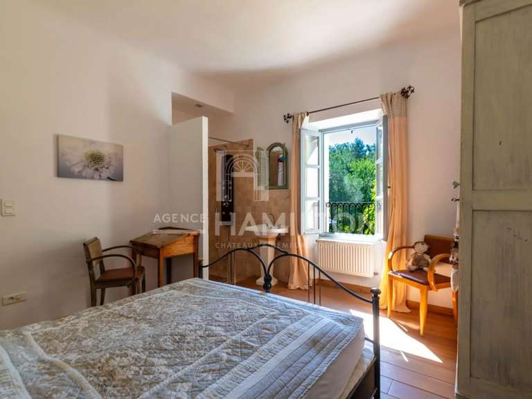 House Roquefort-les-Pins - 4 bedrooms - 152m²
