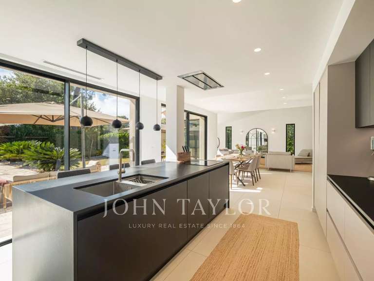 Villa Roquefort-les-Pins - 5 bedrooms - 216m²