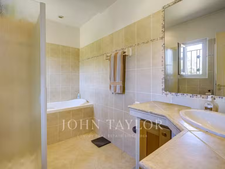 Villa Roquefort-les-Pins - 5 chambres - 219m²