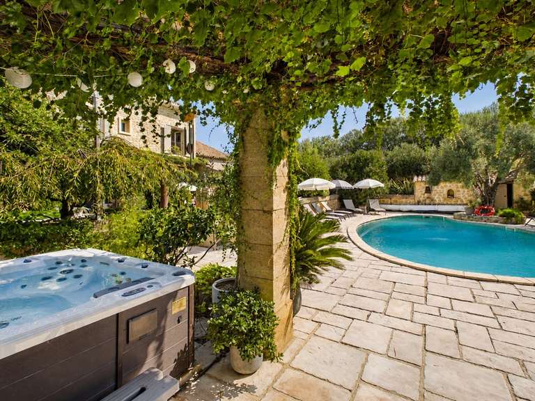 Maison Roquemaure - 13 chambres - 675m²