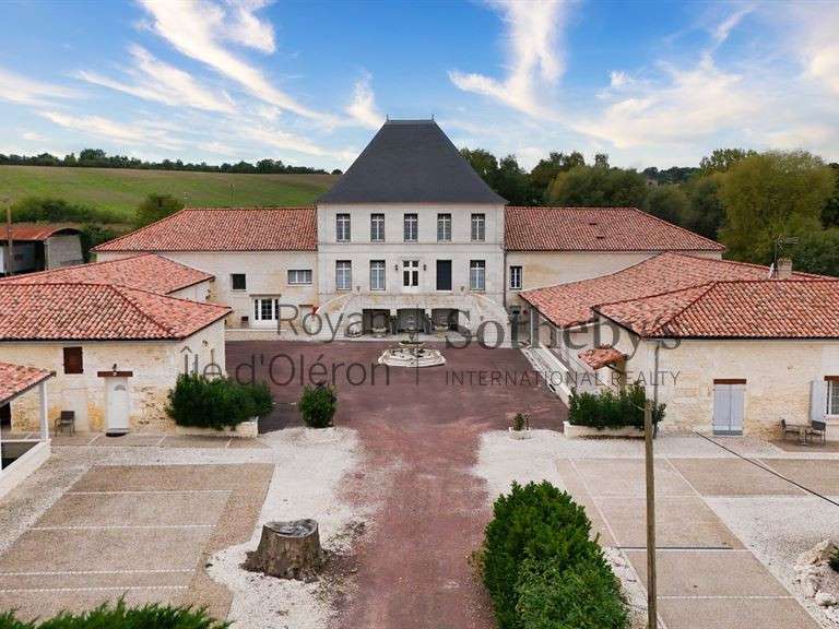 House Roullet-Saint-Estèphe - 37 bedrooms - 1974m²