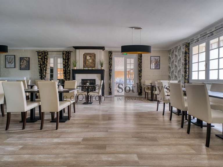 House Roullet-Saint-Estèphe - 37 bedrooms - 1974m²