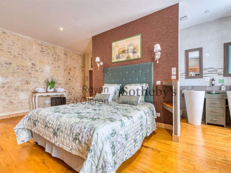 House Roullet-Saint-Estèphe - 37 bedrooms - 1974m²