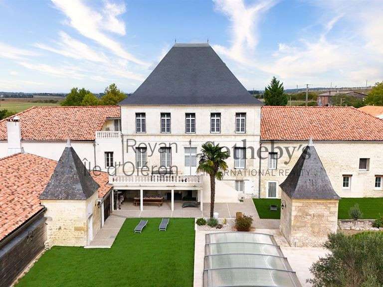 House Roullet-Saint-Estèphe - 37 bedrooms - 1974m²
