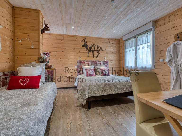 House Roullet-Saint-Estèphe - 37 bedrooms - 1974m²