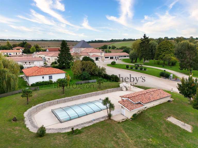 House Roullet-Saint-Estèphe - 37 bedrooms - 1974m²