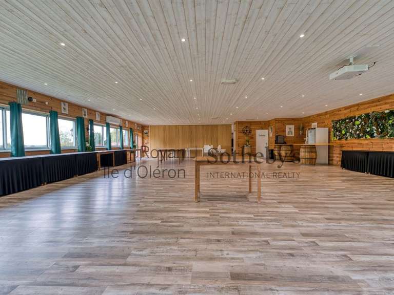 House Roullet-Saint-Estèphe - 37 bedrooms - 1974m²
