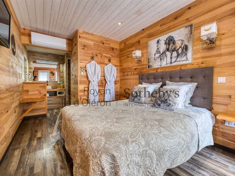 House Roullet-Saint-Estèphe - 37 bedrooms - 1974m²