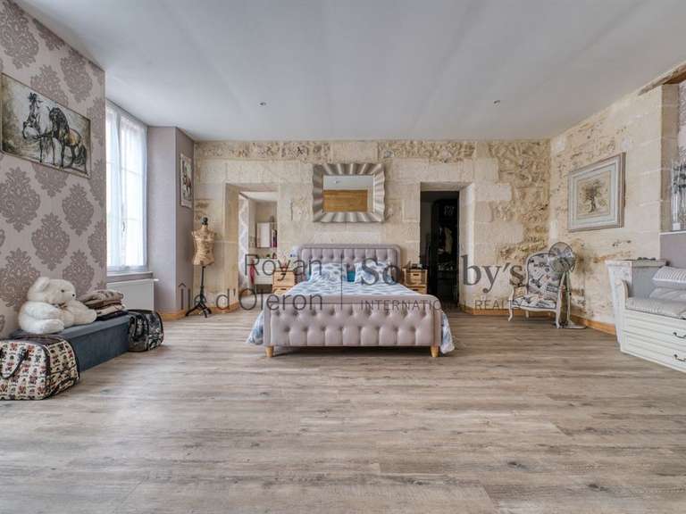 House Roullet-Saint-Estèphe - 37 bedrooms - 1974m²