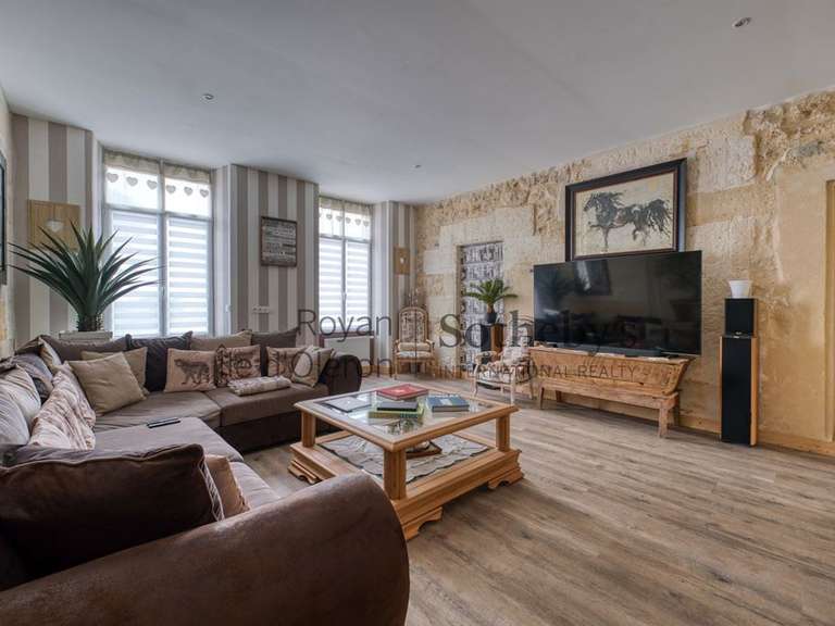 House Roullet-Saint-Estèphe - 37 bedrooms - 1974m²