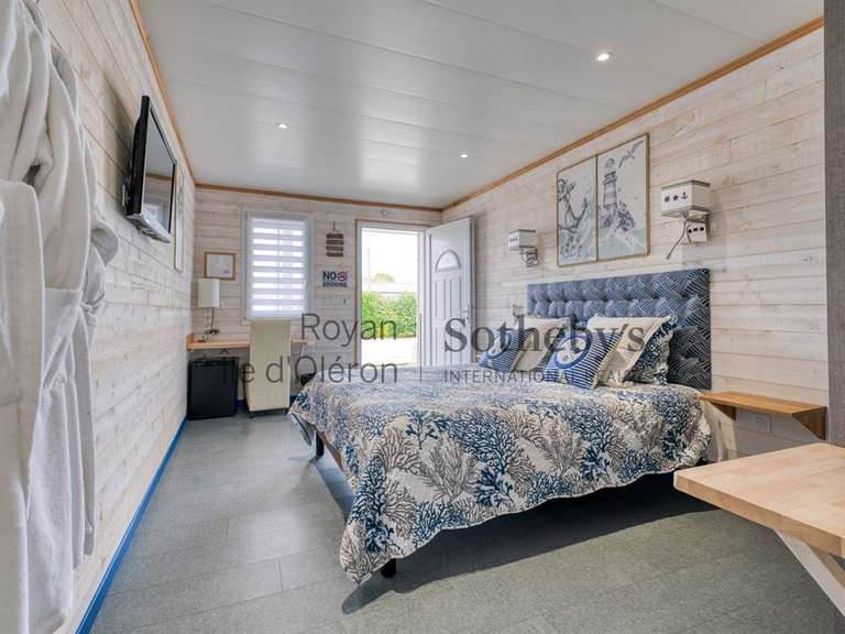House Roullet-Saint-Estèphe - 37 bedrooms - 1974m²