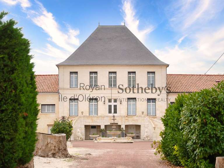 Maison Roullet-Saint-Estèphe - 37 chambres - 1974m²