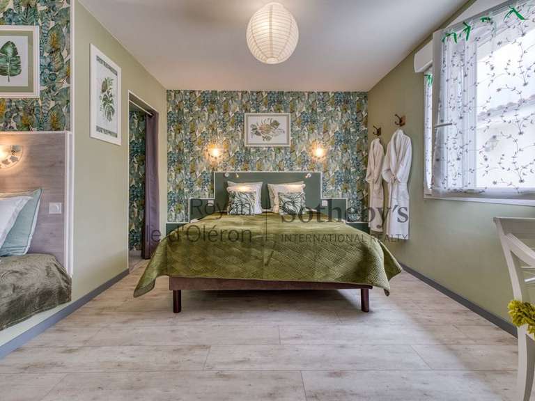 House Roullet-Saint-Estèphe - 37 bedrooms - 1974m²