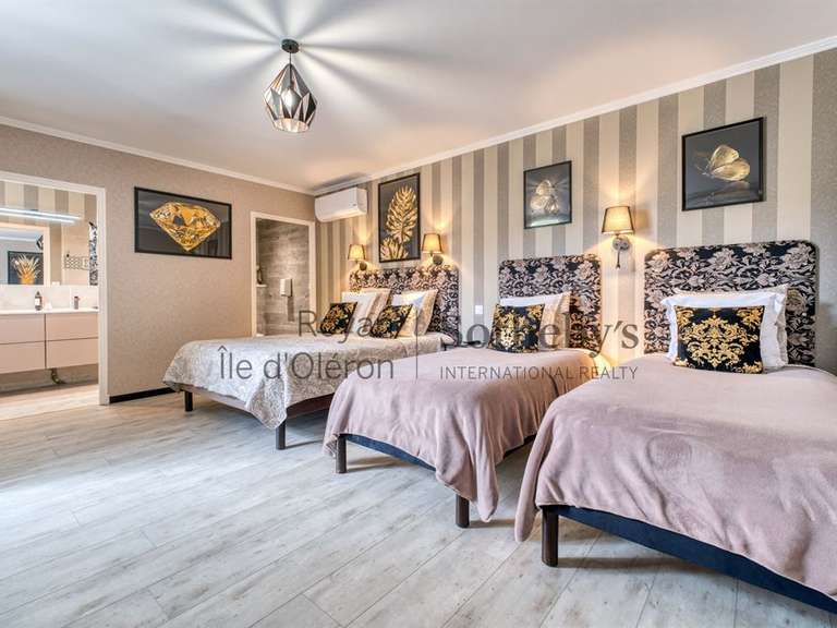 House Roullet-Saint-Estèphe - 37 bedrooms - 1974m²