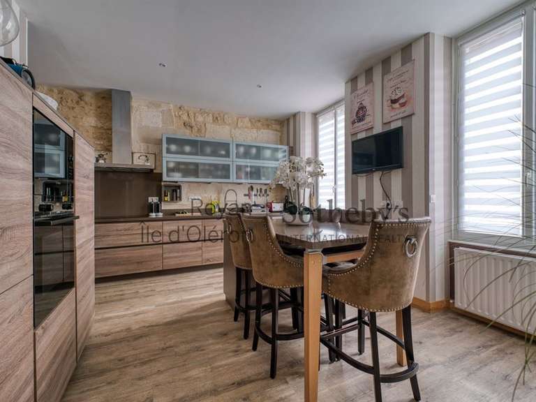 House Roullet-Saint-Estèphe - 37 bedrooms - 1974m²