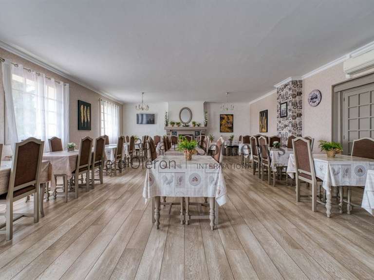 House Roullet-Saint-Estèphe - 37 bedrooms - 1974m²
