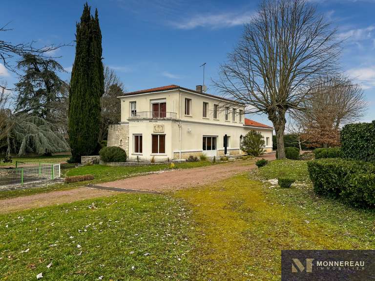 Maison Roullet-Saint-Estèphe - 7 chambres - 375m²